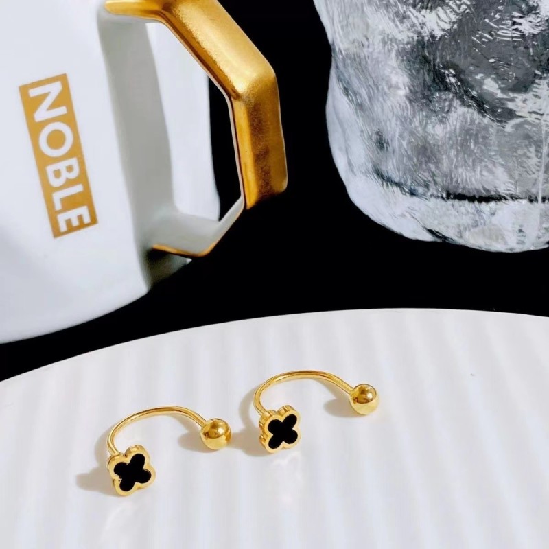 Minimalist Fashion Small Four-Leaf Clover U-Shaped Mini Screw Small Ear Bone Stud Titanium Steel Earrings Ear Buckle Anti-Lost Design