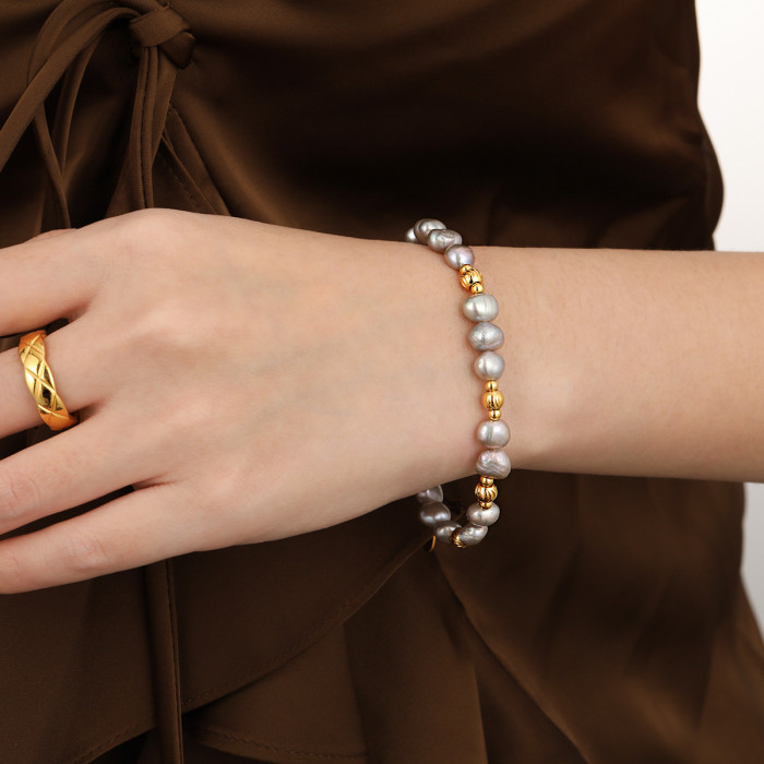 French Retro Style Gray Freshwater Pearl Handmade Beaded Bracelet for Women Fashionable Personality Gold Plated Titan...