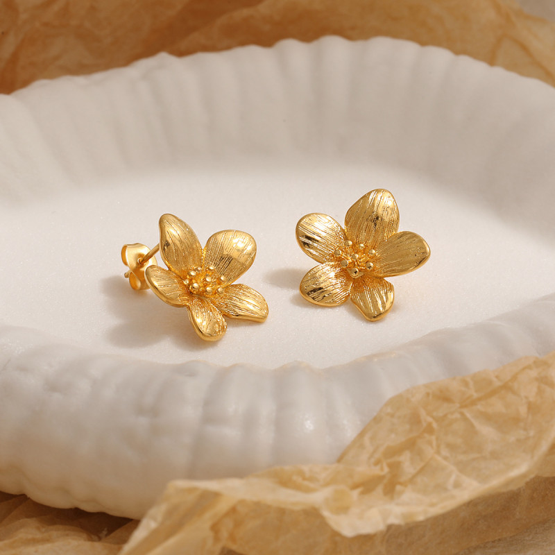 French Retro New Style Elegant Niche Ins Style Camellia Earrings for Women Fashionable Personality High-end Titanium Steel Ear Jewelry