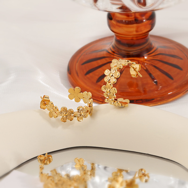 Korean Style Fashion New Simple Daisy Earrings for Women Ins Style Hot Selling Versatile High-end Titanium Steel Earrings