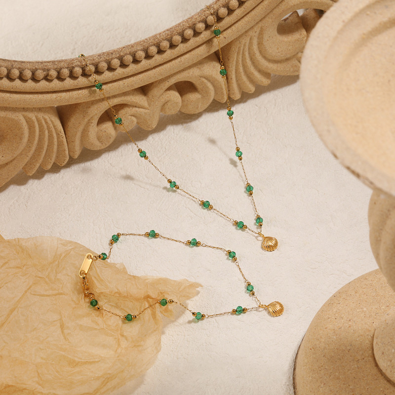 European and American Style French Retro Green Gemstone Gold Shell Titanium Steel Necklace for Women, Niche Design, Elegant and High-end Clavicle Chain