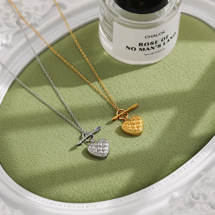 French Romantic Diamond Pattern Love at First Sight Necklace Titanium Steel Ins Style Strawberry Heart Pendant PVD Gold Plated Collarbone Chain