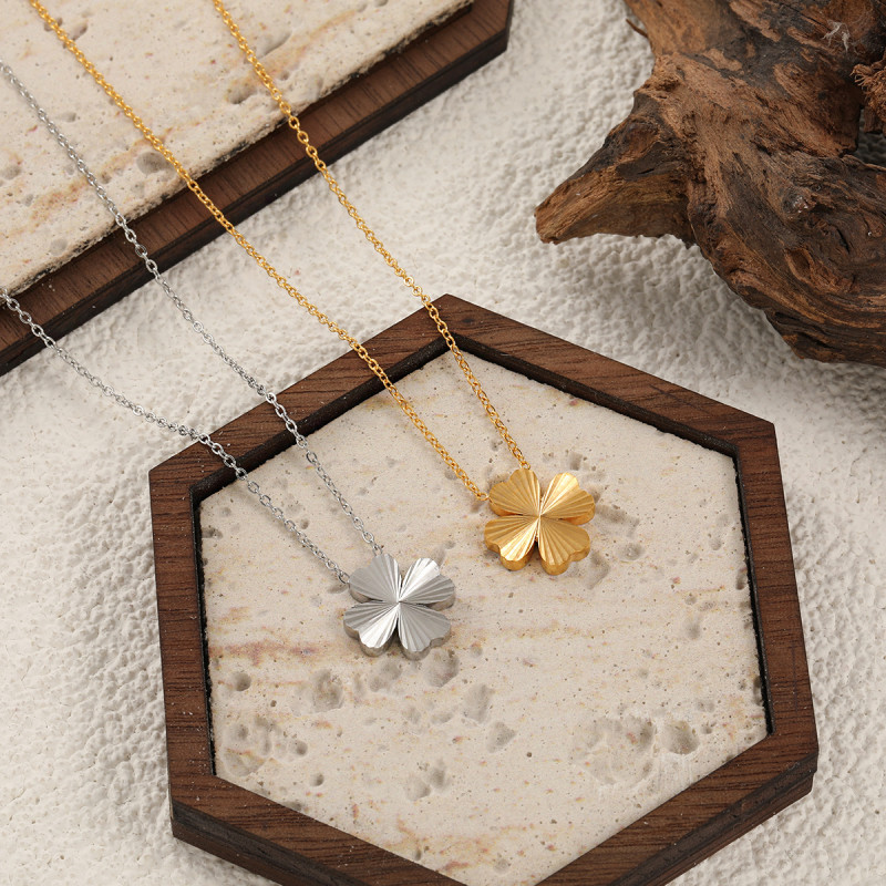 Korean Style Ins Style Personality Sweet Laser Heart Four-leaf Clover Necklace for Women Fashion Niche Gold-plated Titanium Steel Collarbone Chain