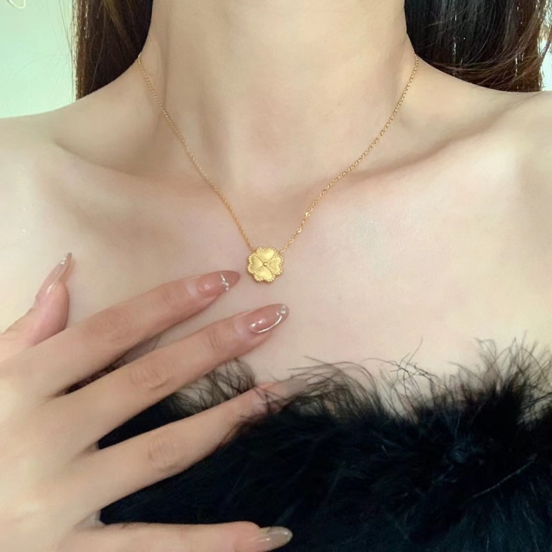 Japanese and Korean Minimalist Design Embossed Heart Four-Leaf Clover Necklace for Women Titanium Steel 24K Gold Plated Four-Leaf Flower Collarbone Chain