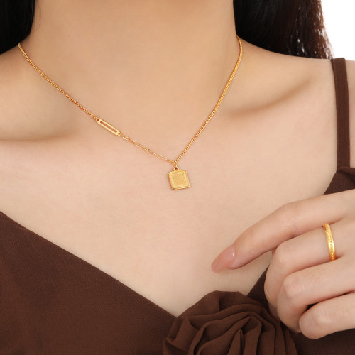 Korean Style New Ins Niche Simple Elegant Honeycomb Square Pendant Necklace for Women Fashionable Personality Light Luxury Titanium Steel Clavicle Chain