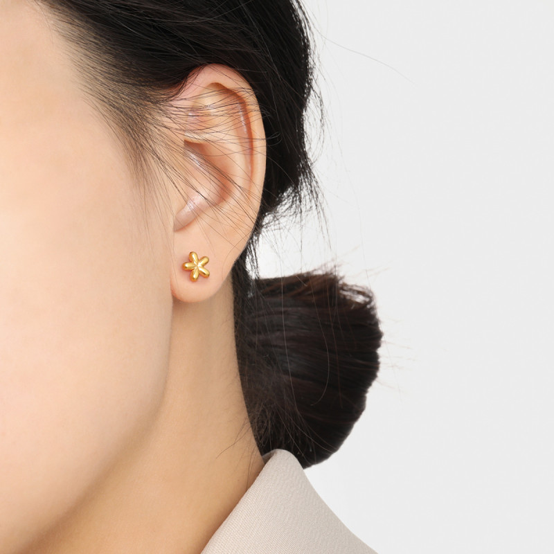 Korean Style New Niche Simple Elegant Mini Flower Ear Bone Stud Fashion Personality High-end Titanium Steel Earrings