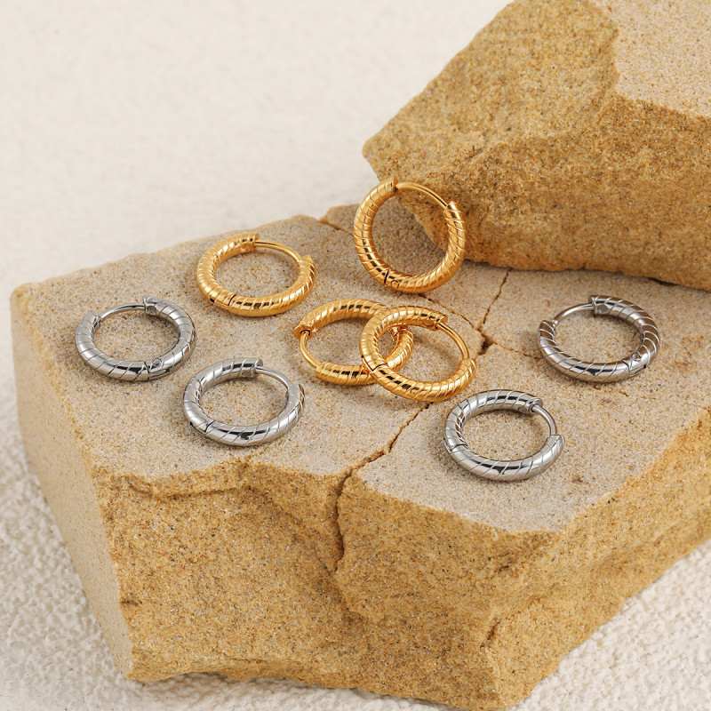 Korean Style Niche Design Simple Ins Rotating Diagonal Pattern Ear Cuff Fashionable High-end Personality Titanium Steel Gold-plated Earrings