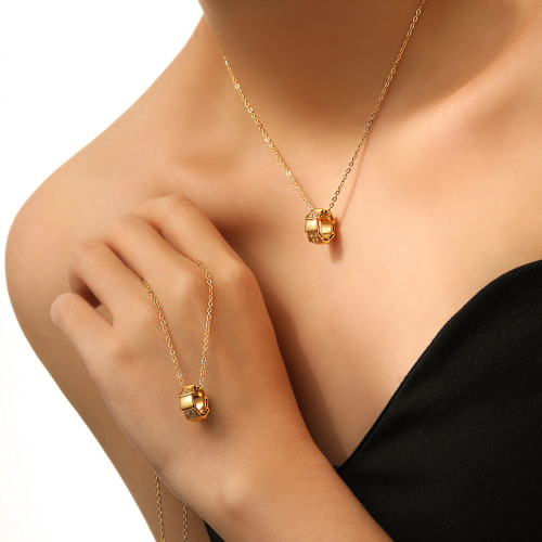 Korean Style INS Fashion Diamond-Studded Rhombus Snake Pendant Necklace for Women High-End Gold-Plated Titanium Steel Collarbone Chain