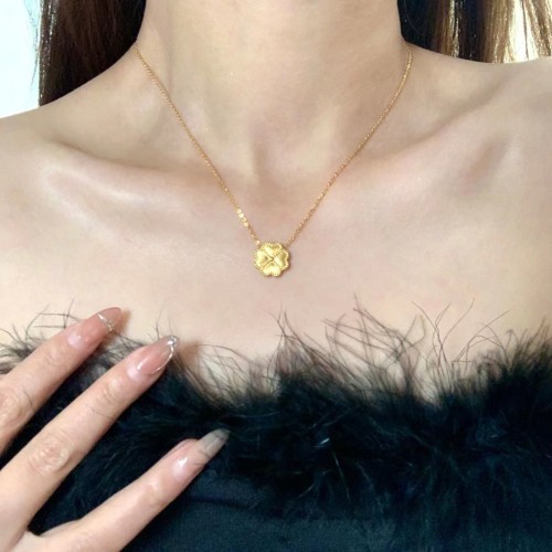 Japanese and Korean Minimalist Design Embossed Heart Four-Leaf Clover Necklace for Women Titanium Steel 24K Gold Plated Four-Leaf Flower Collarbone Chain