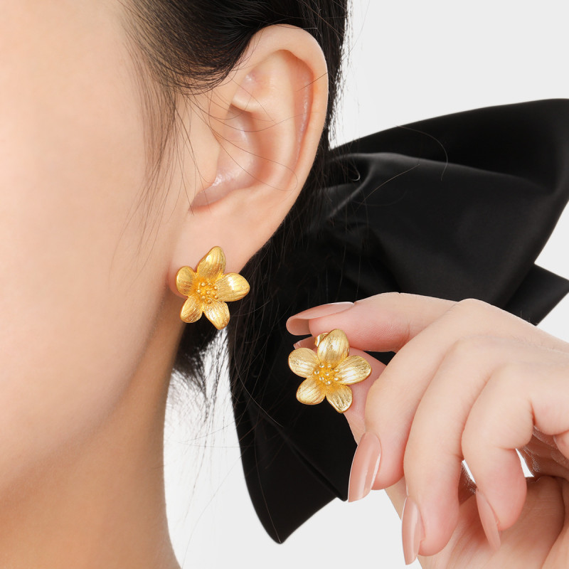 French Retro New Style Elegant Niche Ins Style Camellia Earrings for Women Fashionable Personality High-end Titanium Steel Ear Jewelry