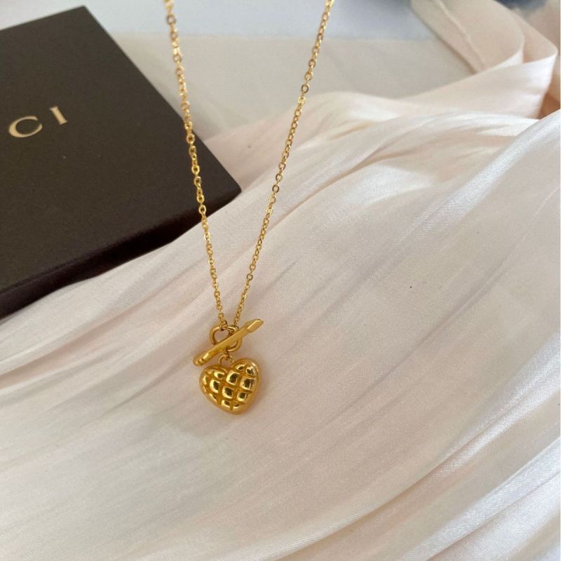 New High-End Niche Design Diamond Pattern One Arrow Love Heart Necklace for Women Electroplated 24K Gold Titanium Steel Collarbone Chain