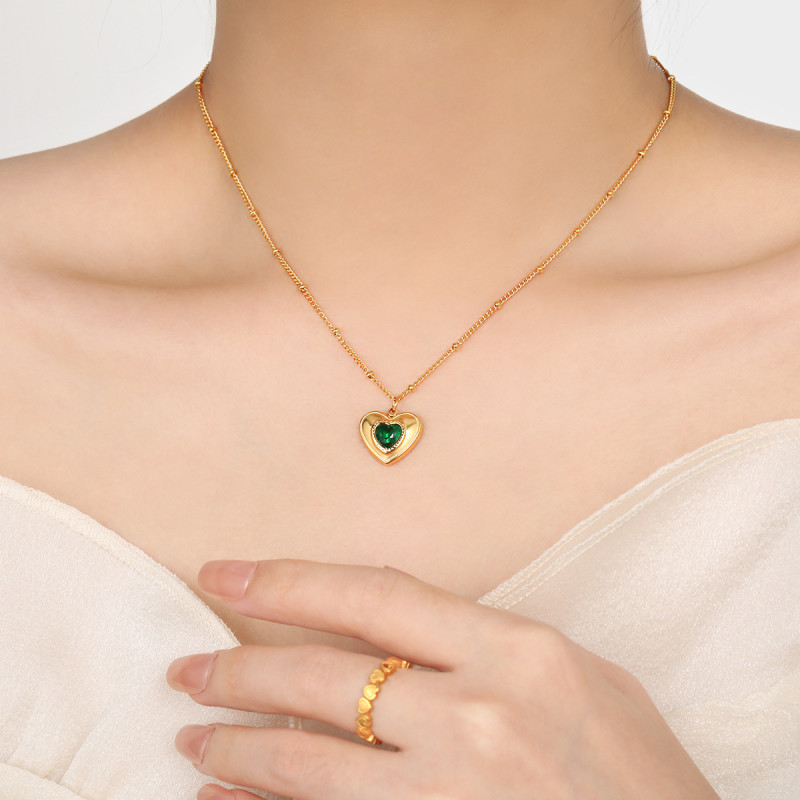 Korean New Niche Style Elegant Light Luxury Inlaid Black Onyx Heart Necklace for Women Fashionable Personality Titanium Steel Sweater Chain