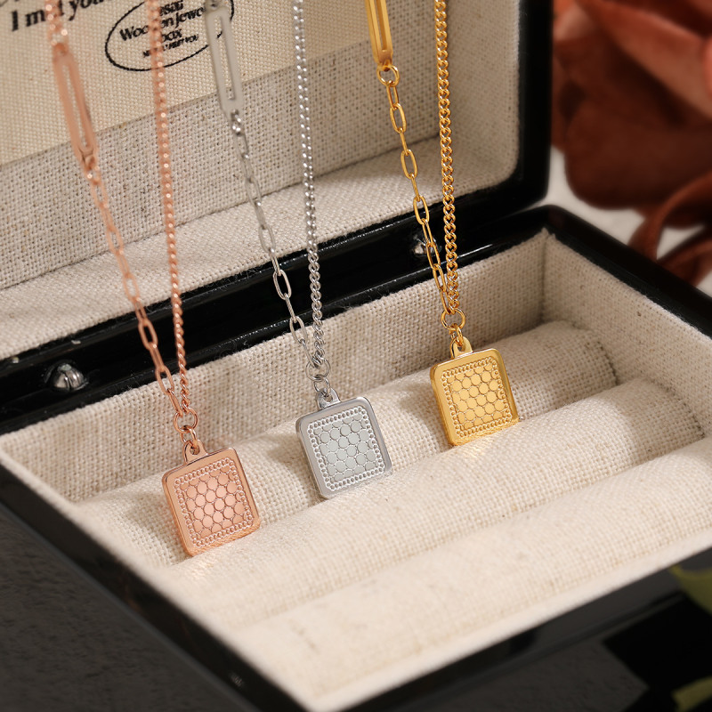 Korean Style New Ins Niche Simple Elegant Honeycomb Square Pendant Necklace for Women Fashionable Personality Light Luxury Titanium Steel Clavicle Chain