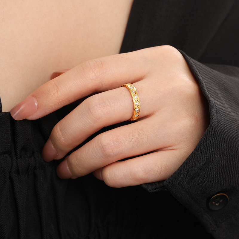 Japanese and Korean INS Style Cross-Border Fashion Niche Design Diamond-Shaped Circle Inlaid Stone Ring for Women Light Luxury Simple Titanium Steel Ring