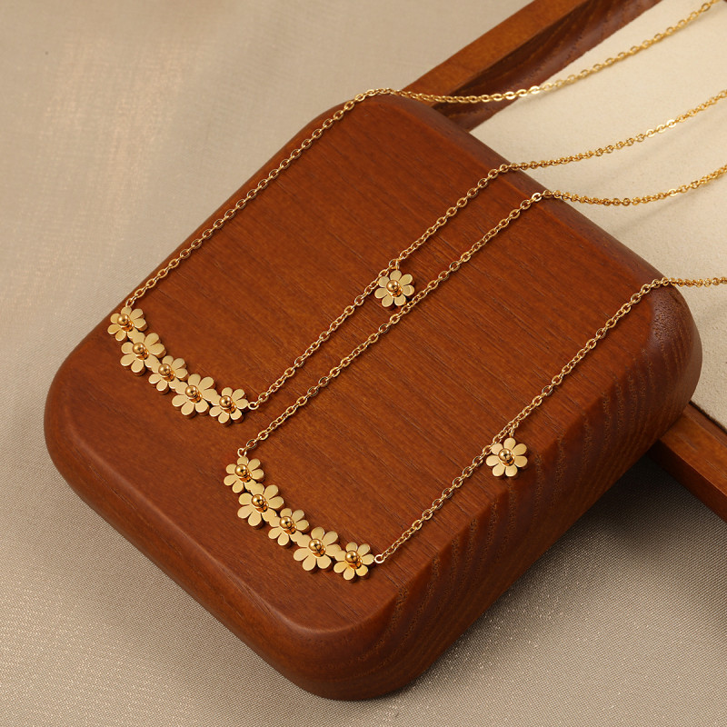 Korean Style Ins Sweet Niche Six Small Daisy Necklace Titanium Steel Gold Plated Fashion Personality Versatile Collarbone Necklace