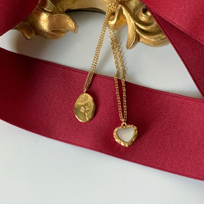 Korean Style Shell Heart Necklace Pattern Three-Dimensional Peach Heart Pendant Titanium Steel Clavicle Chain Design High-End New Hot Sale