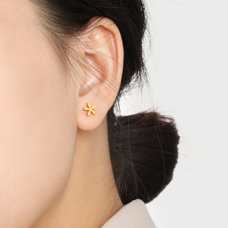 Korean Fashion New Style Elegant Niche Mini Flower Ear Bone Studs for Women Simple High-end Versatile Titanium Steel Earrings