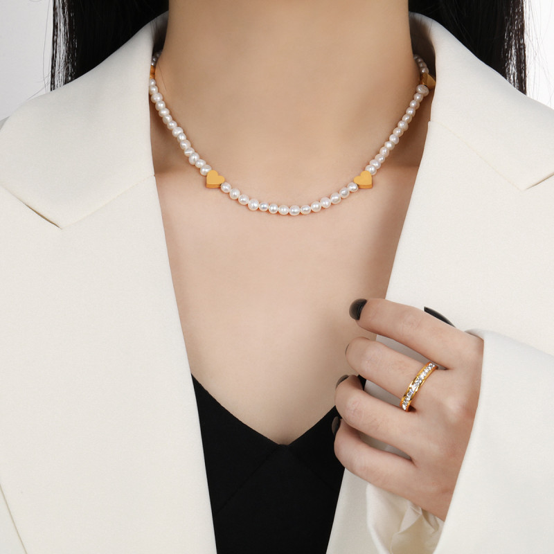 Cross-Border Fashion New Heart Necklace for Women, Niche Design, High-Quality Titanium Steel with Gold Natural Pearl Collarbone Chain