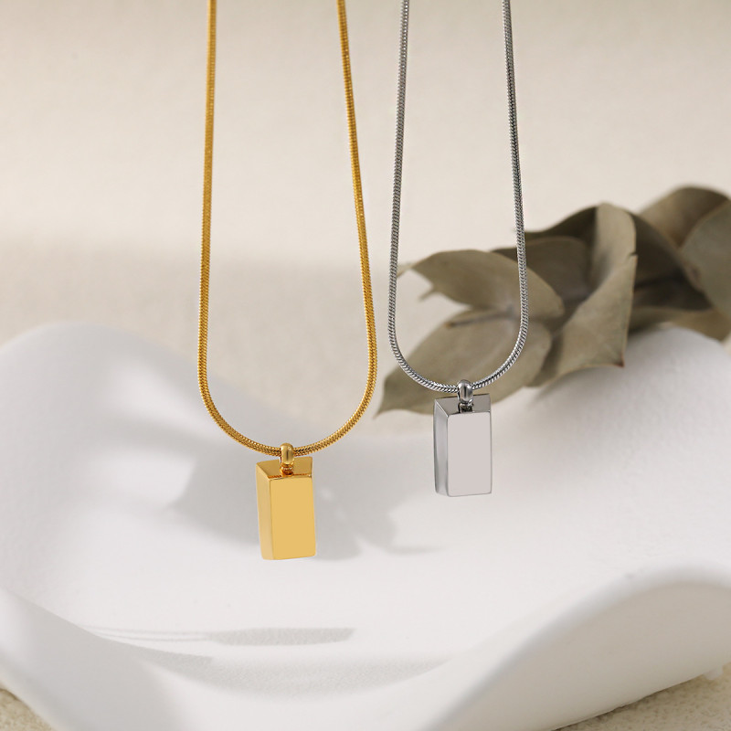 European and American Simple Fashion INS Square Solid Pendant Necklace Titanium Steel PVD Plated 24K Gold Snake Bone Chain Jewelry