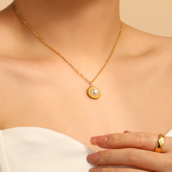 French Retro Fashion Stone Holder Braided Half Pearl Necklace Ins Style Elegant Niche Versatile Titanium Steel Collarbone Chain