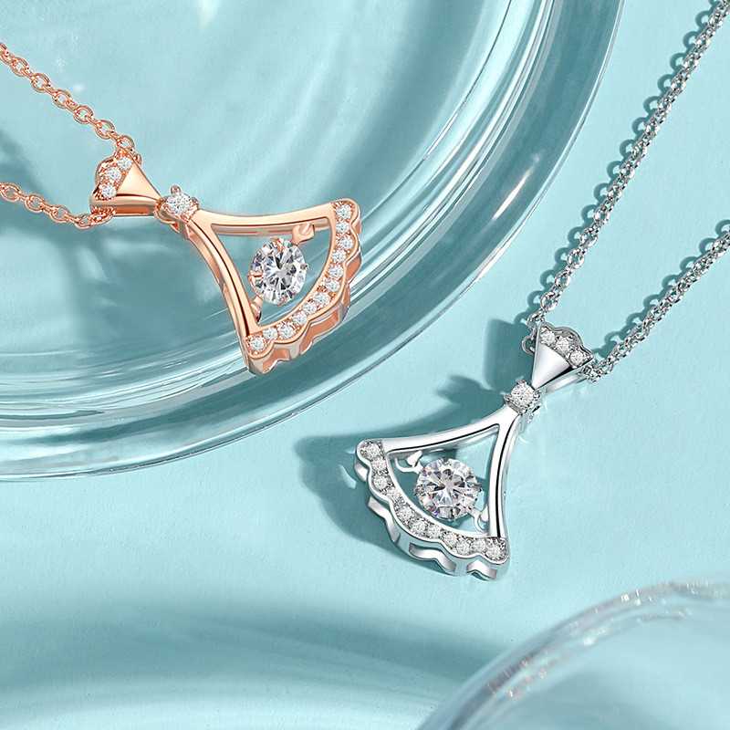 18K Fan-shaped Pendant Beating Heart Necklace Valentine's Day Gift for Girlfriend Minimalist Style Smart Little Dress Necklace