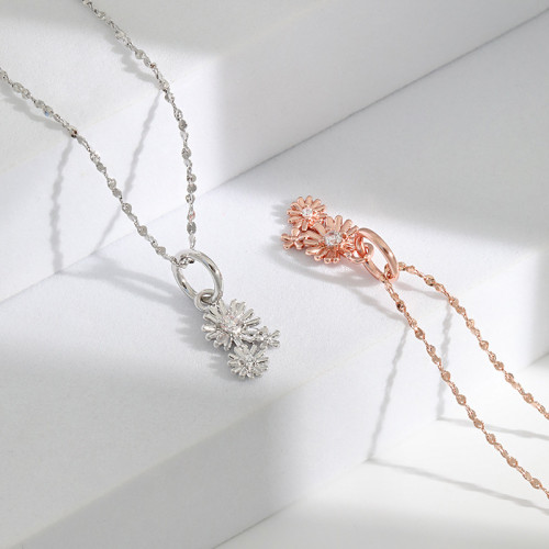 Original Design Carnation Necklace for Mother with Diamonds Simple Niche Rose Gold Japanese and Korean Style Small Daisy Necklace