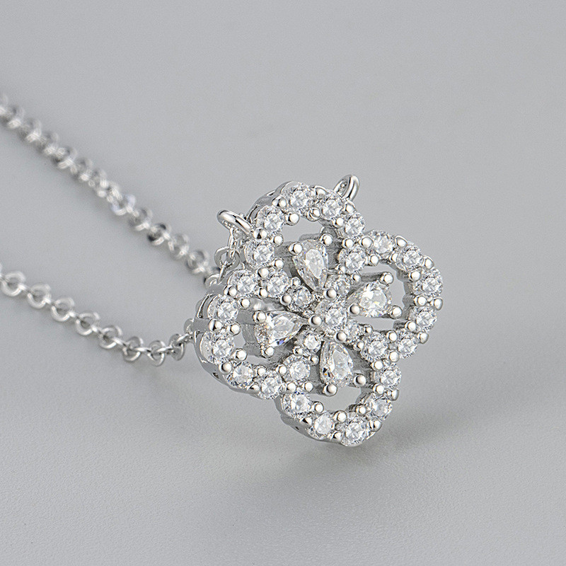 Exquisite Full Diamond Four-Leaf Clover Necklace for Women 2024 New High-End Light Luxury Niche Temperament Collarbone Chain Versatile for Women