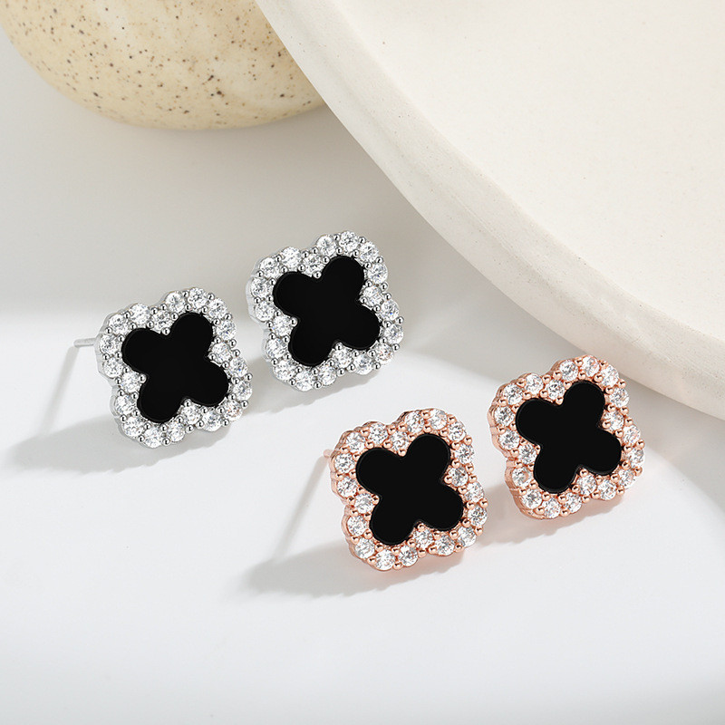 18K Black Chalcedony Versatile Fashion Earrings Classic Simple Style Inlaid Black Onyx Lucky Four-Leaf Clover Stud Earrings