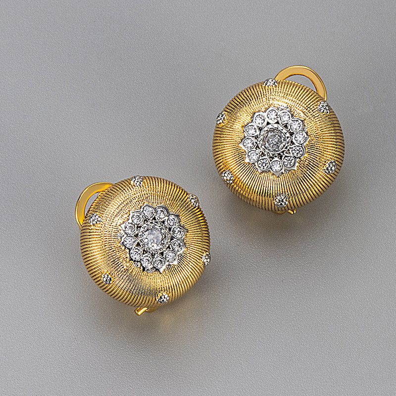 Light Luxury High-End Ancient Brushed Texture Carved Palace Style Earrings Vintage Stud Earrings for Women Versatile Fashion Niche