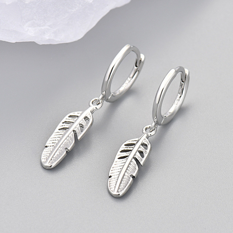 Cross-Border European and American Light Luxury Feather Earrings for Women Simple Fashion Korean Design Trendy Minimalist Style Exquisite Personality Earrings