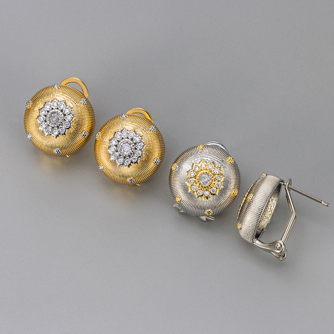 Light Luxury High-End Ancient Brushed Texture Carved Palace Style Earrings Vintage Stud Earrings for Women Versatile Fashion Niche
