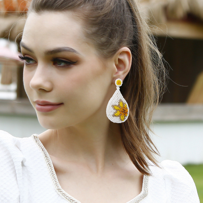 Handmade Beaded Woven Rice Bead Earrings Vintage Pastoral Style Exaggerated Personality Chrysanthemum Flower Daisy Earrings Wholesale