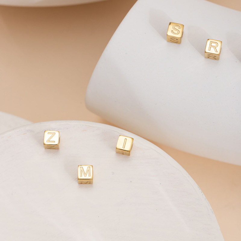 European and American Hot Selling Fashion Simple DIY 26 English Alphabet Accessories Geometric Titanium Steel Gold Sugar Cube Jewelry Accessories