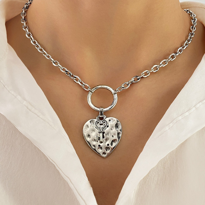 Heart Hammered Pattern Necklace Personality Exaggerated Retro Vintage Fashion Necklace Versatile Pearl Chain Necklace