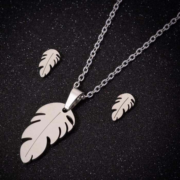 Fashion New Snowflake Earrings Necklace Jewelry Set 18K Gold Heart-shaped Accessories Set Export Two-piece Set
