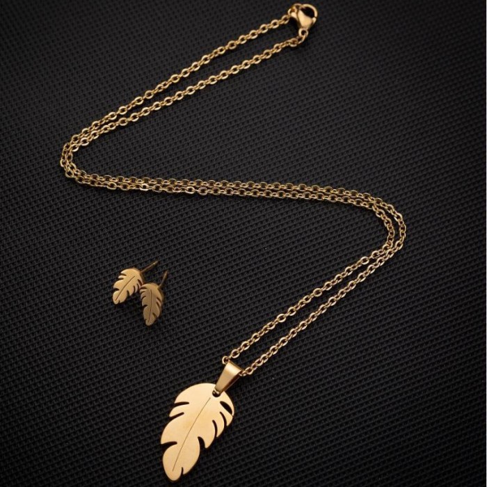 Fashion New Snowflake Earrings Necklace Jewelry Set 18K Gold Heart-shaped Accessories Set Export Two-piece Set