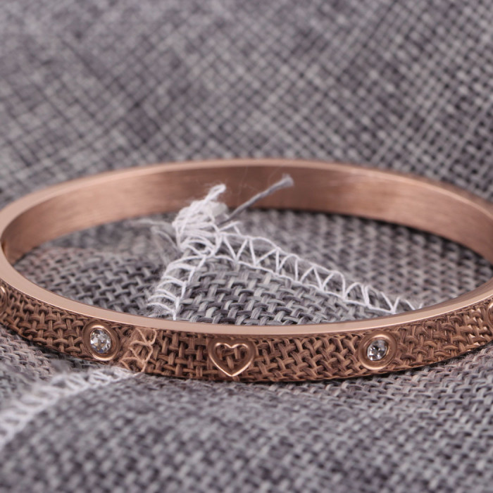 Manufacturer Wholesale European and American 6MM Simple Fashion Titanium Steel Three-Color Heart Inlaid Diamond Stainless Steel Bracelet Hot Sale for Women