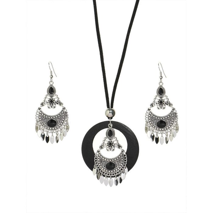 Bohemian Style Retro Fashion Crescent Moon Tassel Earrings Palace Style Classical Hollow Carved Necklace Earrings Set