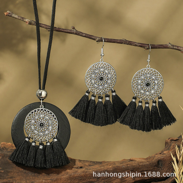 Bohemian Style Retro Fashion Crescent Moon Tassel Earrings Palace Style Classical Hollow Carved Necklace Earrings Set