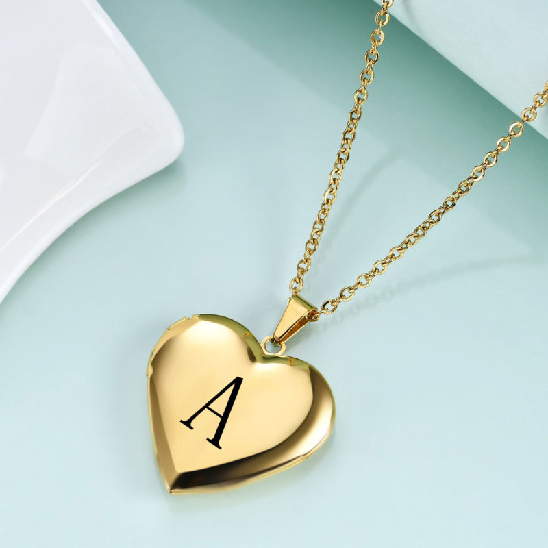 Wish Amazon Creative Commemorative Photo Heart-shaped Gold Pendant Titanium Steel Initial Heart Necklace for Women