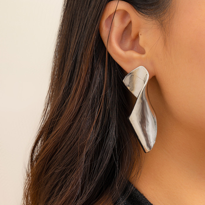 European and American Cross-Border Show Vintage Comma Teardrop Punk Style Earrings Niche Simple Glossy Drop Water Drop Stud Earrings