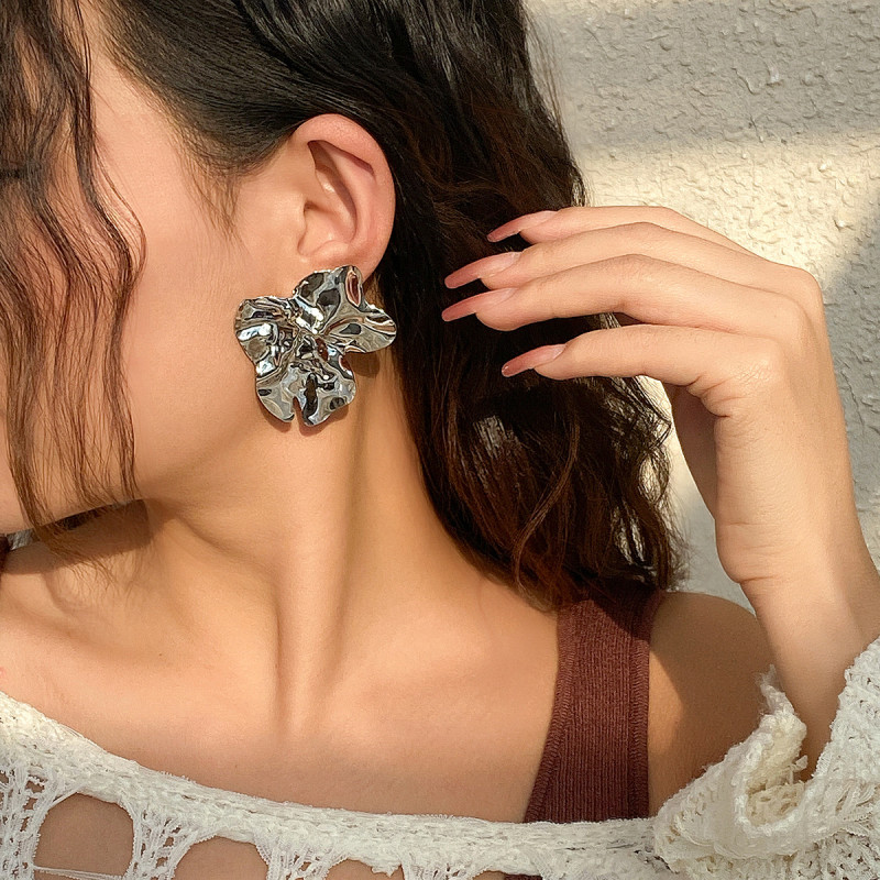 European and American Cross-Border Jewelry Retro Elegant Simple Earrings Minimalist Metal Trendy Irregular Pleated Earrings