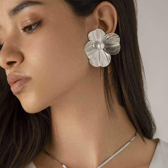 European and American Cross-Border Metal Texture Three-Dimensional Ginkgo Leaf Flower Earrings Sweet Cool Versatile Imitation Pearl Tassel Ear Jewelry