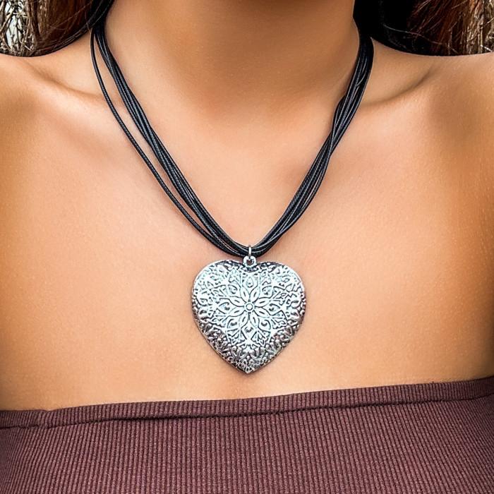 European and American Cross-Border Jewelry Simple Adjustable Velvet Wax Thread Necklace Exaggerated Sweet Cool Big Heart Choker for Women