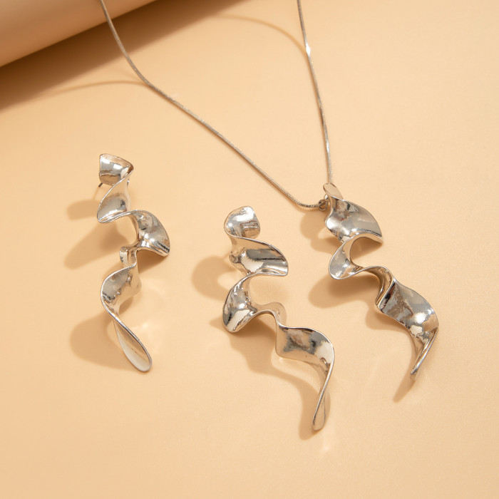 Jewelry Minimalist Style Geometric Twisted Design Necklace Spiral Liquid Metal Feel Necklace