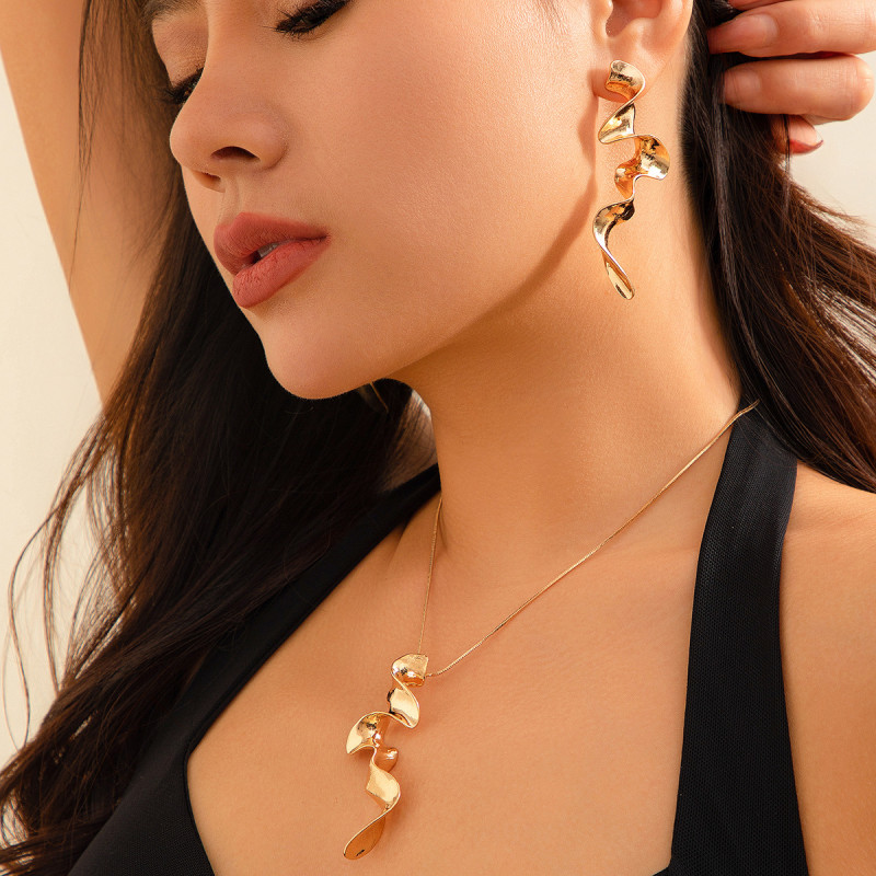 European and American Cross-Border Jewelry Minimalist Style Geometric Twisted Design Necklace Spiral Liquid Metal Feel Necklace