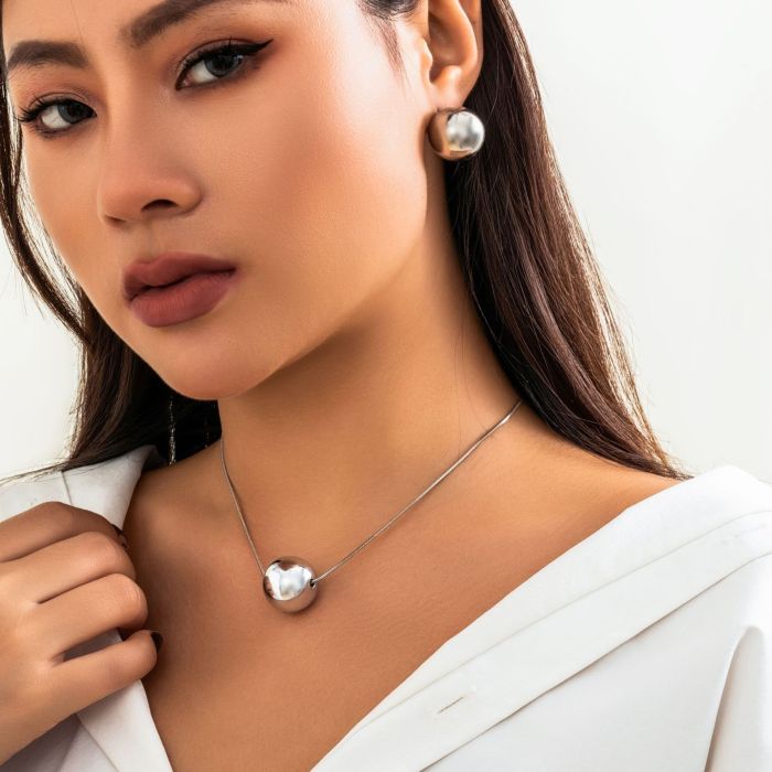 Jewelry Simple Snake Bone Chain Geometric Round Bead Necklace for Women Versatile Niche Punk Sphere Collarbone Chain