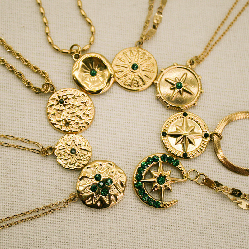 European and American Cross-Border Green Diamond Eight-Pointed Star Necklace Round Pendant Titanium Steel Vacuum Plating Ins Style North Star Pendant Collarbone Chain