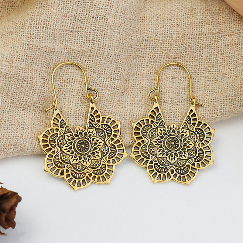 European and American Ethnic Style Metal Hollow Floral Earrings Bohemian Carved Palace Style Earrings Manufacturer Wholesale