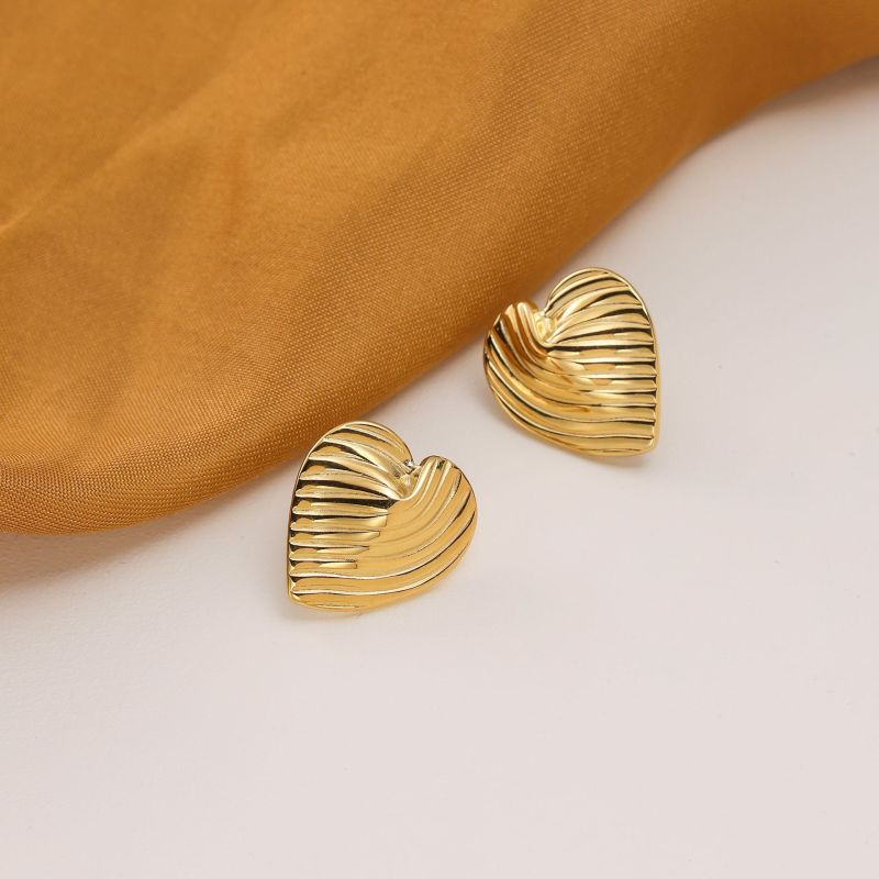 European and American Cross-Border INS Style Exquisite Simple Earrings Stainless Steel Plated Heart Stud Earrings Vintage Women's Earrings Jewelry Wholesale